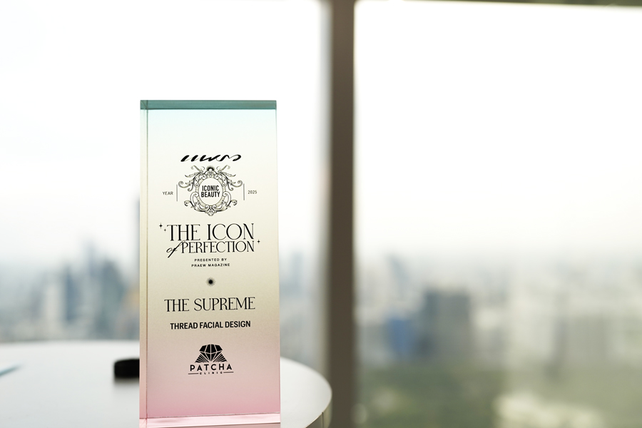 รับรางวัลแพรว2025ถ้วยรางวัล