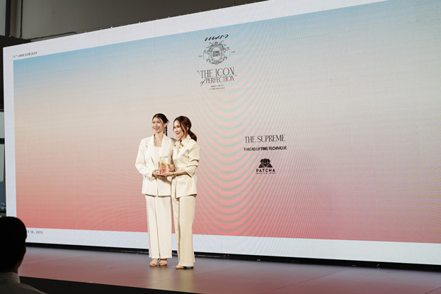 รับรางวัลแพรว2025บนเวที